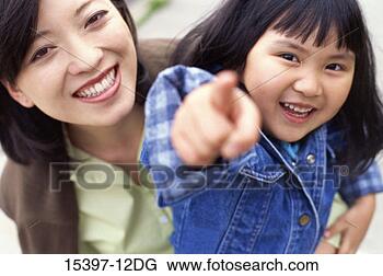 Banco de Imagem - mãe,  filha,  
headshots,  ao 
ar livre,  filha, 
 apontar. fotosearch 
- busca de fotos, 
imagens e clipart