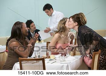 Banco de Imagem - tr&ecirc;s, mulheres,  reuni&atilde;o, restaurante.  fotosearch - busca  de fotos, imagens  e clipart