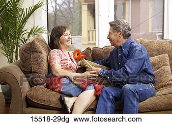 Banco de Imagem - dar,  flores, 
 seu,  esposa. 
fotosearch - busca 
de fotos, imagens 
e clipart