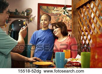 Banco de Imagem - marido,   usando, 
  célula,   telefone, 
  fotografia, 
  esposa. fotosearch 
- busca de fotos, 
imagens e clipart