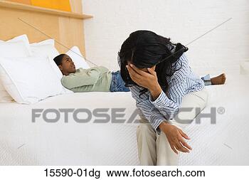 Banco de Imagem - adolescente,  
filha,  cama, 
 enquanto,  mãe, 
 gritos. fotosearch 
- busca de fotos, 
imagens e clipart