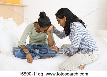 Banco de Imagem - mãe,  consolar, 
 chorando,  filha. 
fotosearch - busca 
de fotos, imagens 
e clipart