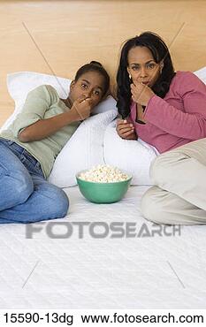 Banco de Imagem - mãe,  filha,  
comer,  pipoca, 
 cama,  enquanto, 
 observar,  tv. 
fotosearch - busca 
de fotos, imagens 
e clipart