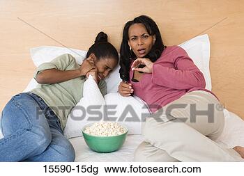 Banco de Imagem - mãe,  filha,  
comer,  pipoca, 
 cama,  enquanto, 
 observar,  tv. 
fotosearch - busca 
de fotos, imagens 
e clipart