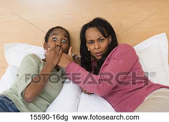 Banco de Imagem - mãe,  filha,  
observar,  tv, 
 cama. fotosearch 
- busca de fotos, 
imagens e clipart