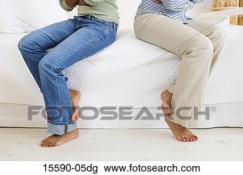 Banco de Imagem - mãe,  filha,  
sentando,  enfrentando, 
 afastado,  cada, 
 outro. fotosearch 
- busca de fotos, 
imagens e clipart
