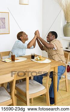 Banco de Imagem - mãe,  segurando, 
 mãos,  sorrindo, 
 almoço. fotosearch 
- busca de fotos, 
imagens e clipart
