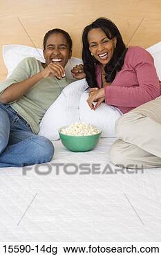 Banco de Imagem - rir,  mãe,  filha, 
 comer,  pipoca, 
 cama,  enquanto, 
 observar,  tv. 
fotosearch - busca 
de fotos, imagens 
e clipart