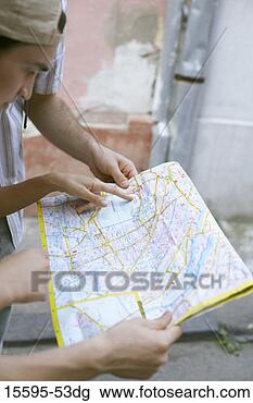Banco de Imagem - amigos,  leitura, 
 turista,  mapa. 
fotosearch - busca 
de fotos, imagens 
e clipart