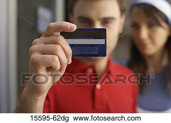 Banco de Imagem - segurando,  cima, 
 banco,  cartão. 
fotosearch - busca 
de fotos, imagens 
e clipart