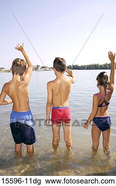 Banco de Imagem - crianças,  waving. 
fotosearch - busca 
de fotos, imagens 
e clipart