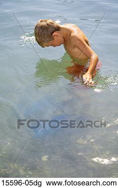 Banco de Imagem - menino,  água. 
fotosearch - busca 
de fotos, imagens 
e clipart