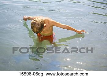 Banco de Imagem - menino,  água. 
fotosearch - busca 
de fotos, imagens 
e clipart