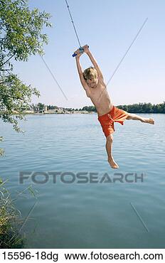 Banco de Imagem - menino,  balançando, 
 corda. fotosearch 
- busca de fotos, 
imagens e clipart