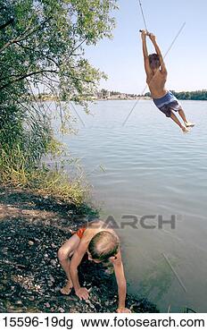 Banco de Imagem - menino,  balançando, 
 corda. fotosearch 
- busca de fotos, 
imagens e clipart
