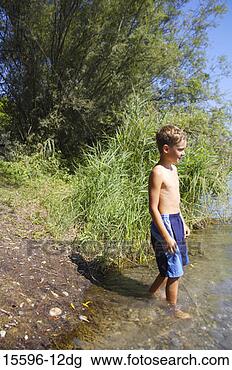 Banco de Imagem - menino,  ficar, 
 água. fotosearch 
- busca de fotos, 
imagens e clipart