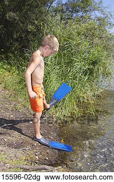 Banco de Imagem - menino,  flippers. 
fotosearch - busca 
de fotos, imagens 
e clipart