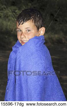 Banco de Imagem - menino,  toalha. 
fotosearch - busca 
de fotos, imagens 
e clipart