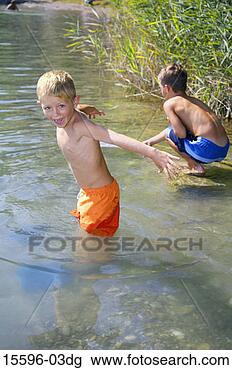 Banco de Imagem - meninos,  água. 
fotosearch - busca 
de fotos, imagens 
e clipart