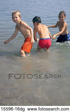 Banco de Imagem - meninos,  água. 
fotosearch - busca 
de fotos, imagens 
e clipart