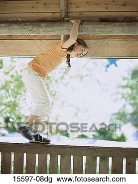 Banco de Imagem - menina,  andar, 
 trilhos. fotosearch 
- busca de fotos, 
imagens e clipart