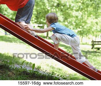Banco de Imagem - menina,  escalando, 
 cima,  escorregar. 
fotosearch - busca 
de fotos, imagens 
e clipart