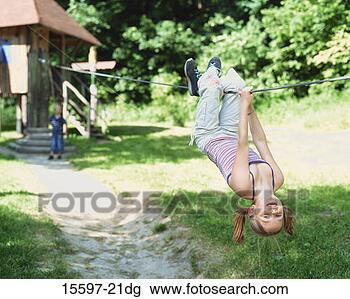 Banco de Imagem - menina,  penduradas, 
 corda. fotosearch 
- busca de fotos, 
imagens e clipart