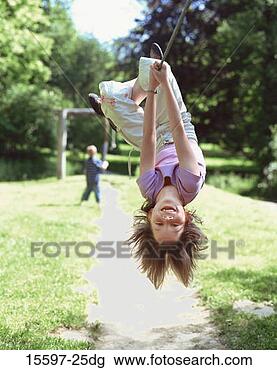 Banco de Imagem - menina,  penduradas, 
 parte superior, 
 baixo,  corda. 
fotosearch - busca 
de fotos, imagens 
e clipart