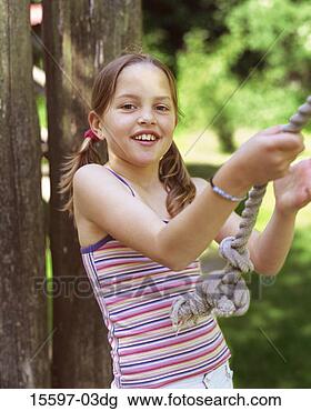 Banco de Imagem - menina,  tocando, 
 corda,  balanço. 
fotosearch - busca 
de fotos, imagens 
e clipart