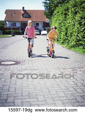 Banco de Imagem - meninas,  montando, 
 scooters. fotosearch 
- busca de fotos, 
imagens e clipart