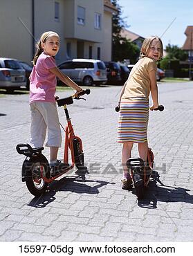 Banco de Imagem - meninas,  scooters. 
fotosearch - busca 
de fotos, imagens 
e clipart