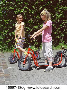 Banco de Imagem - meninas,  scooters. 
fotosearch - busca 
de fotos, imagens 
e clipart