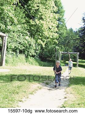 Banco de Imagem - menino,  andar, 
 corda,  balanço. 
fotosearch - busca 
de fotos, imagens 
e clipart