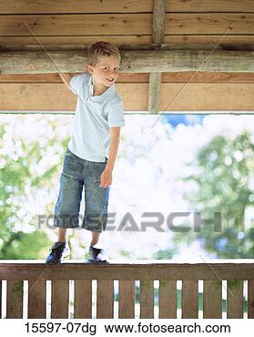 Banco de Imagem - menino,  ficar, 
 trilhos. fotosearch 
- busca de fotos, 
imagens e clipart