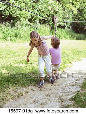 Banco de Imagem - menino,  menina, 
 tocando,  corda, 
 balanço. fotosearch 
- busca de fotos, 
imagens e clipart