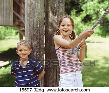 Banco de Imagem - menino,  menina, 
 tocando,  corda, 
 balanço. fotosearch 
- busca de fotos, 
imagens e clipart