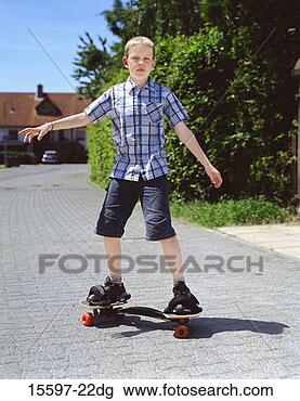 Banco de Imagem - menino,  skateboarding. 
fotosearch - busca 
de fotos, imagens 
e clipart