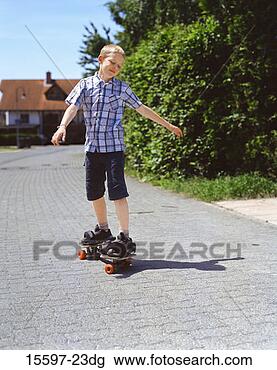 Banco de Imagem - menino,  skateboarding. 
fotosearch - busca 
de fotos, imagens 
e clipart