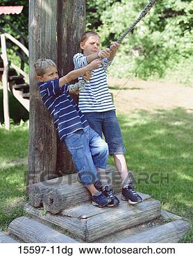 Banco de Imagem - meninos,  tocando, 
 corda,  balanço. 
fotosearch - busca 
de fotos, imagens 
e clipart