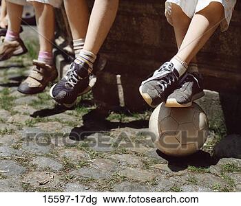 Banco de Imagem - pernas,  crianças, 
 futebol,  bola. 
fotosearch - busca 
de fotos, imagens 
e clipart