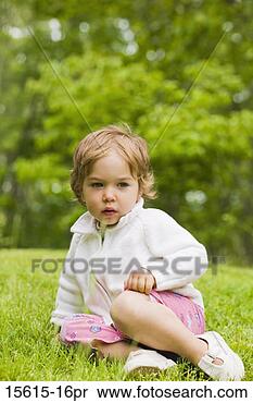 Banco de Imagem - criança,  sentando, 
 ao ar livre. 
fotosearch - busca 
de fotos, imagens 
e clipart