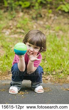 Banco de Imagem - menina,  ao ar 
livre,  bola. 
fotosearch - busca 
de fotos, imagens 
e clipart