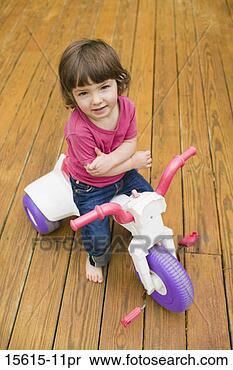 Banco de Imagem - menina,  montando, 
 brinquedo,  bicicleta. 
fotosearch - busca 
de fotos, imagens 
e clipart