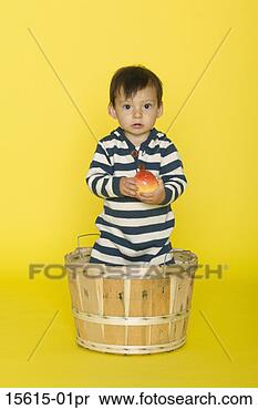 Banco de Imagem - menino,  cesta. 
fotosearch - busca 
de fotos, imagens 
e clipart