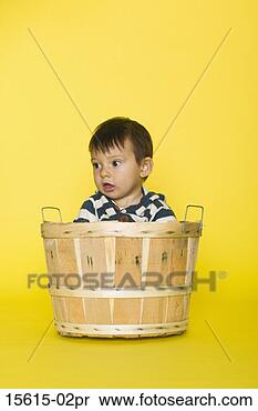 Banco de Imagem - menino,  cesta. 
fotosearch - busca 
de fotos, imagens 
e clipart
