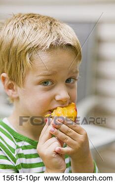 Banco de Imagem - menino,  comer, 
 pêssego. fotosearch 
- busca de fotos, 
imagens e clipart