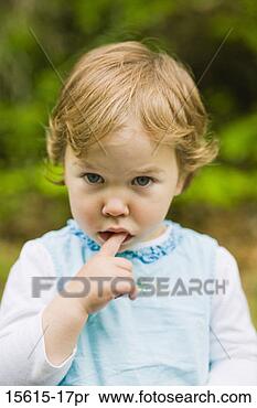 Banco de Imagem - retrato,  criança, 
 ao ar livre. 
fotosearch - busca 
de fotos, imagens 
e clipart