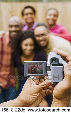 Banco de Imagem - pessoa,  levando, 
 vídeo,  grupo, 
 pessoas. fotosearch 
- busca de fotos, 
imagens e clipart