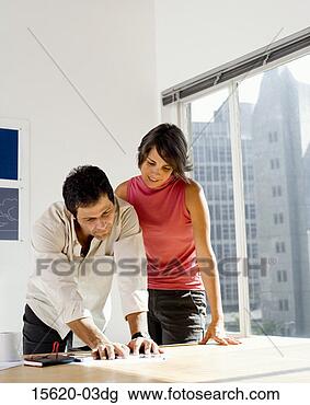 Banco de Imagem - businesspeople, 
 leitura,  documento. 
fotosearch - busca 
de fotos, imagens 
e clipart