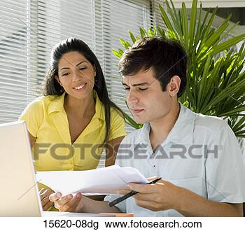 Banco de Imagem - businesspeople, 
 olhar,  papeis, 
 laptop. fotosearch 
- busca de fotos, 
imagens e clipart
